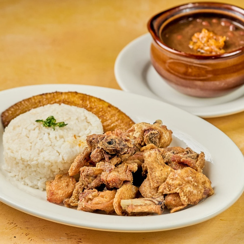 Chicharrón de Pollo + Acompañante.