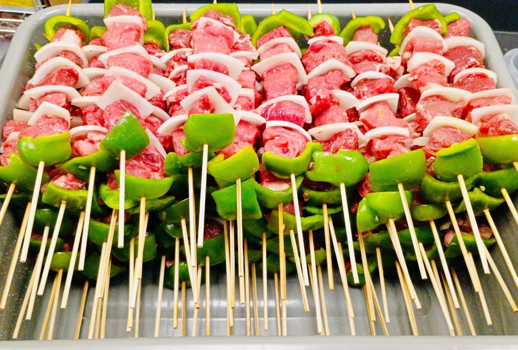 BARBEQUE QUALITY MEAT SKEWERS (25 EACH).