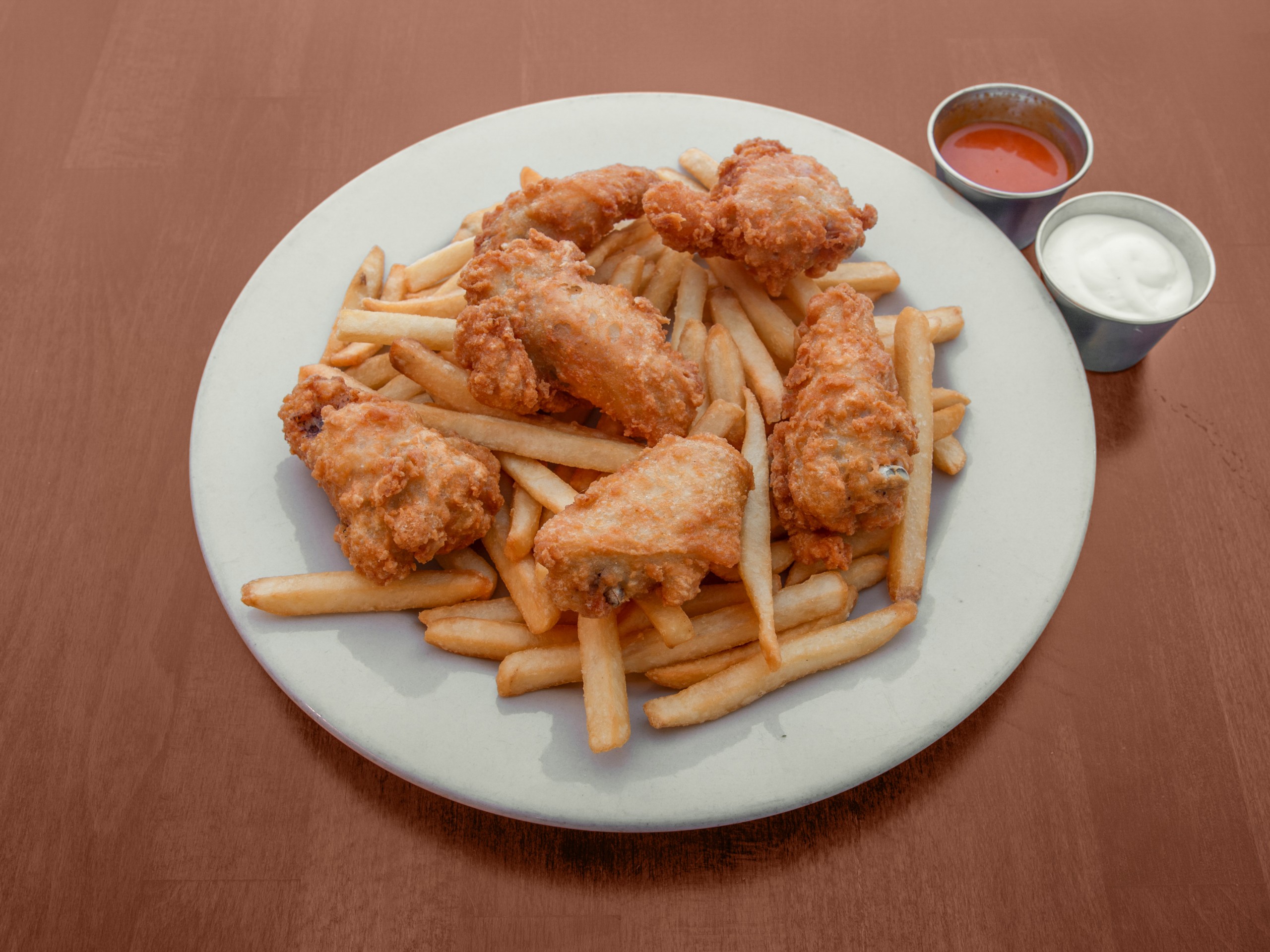 Alitas Búfalo Con Papas Fritas / Buffalo Wings with French Fries.