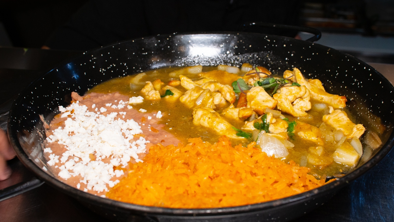 Pollo Picado con Papa en Salsa Verde.