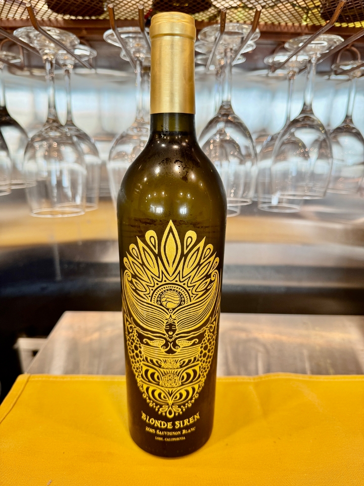 Bottle of Sauvignon Blanc Blonde Siren.