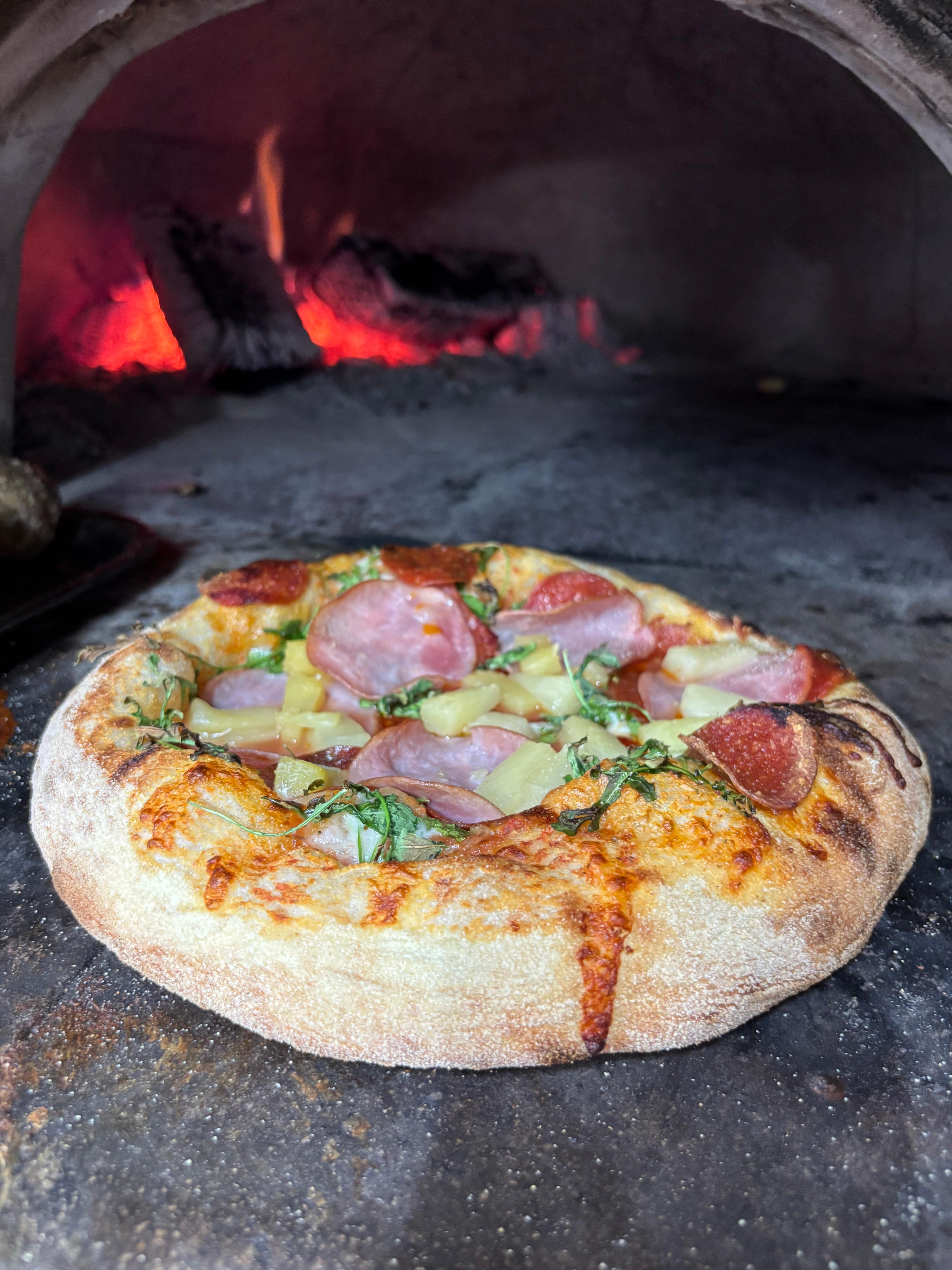 Maui Pizza (Pepperoni, Pineapple, Arugula, Ham).