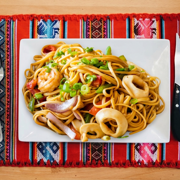 Tallarin Saltado De Mariscos.