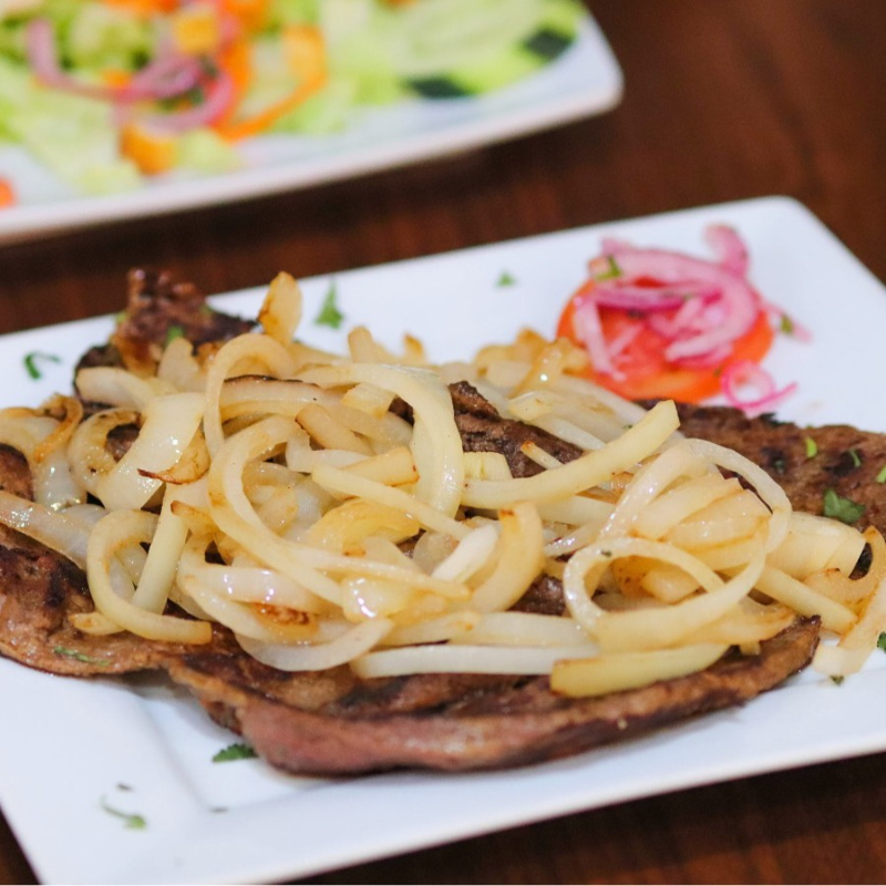 Bistec Encebollado.