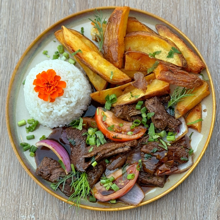 Lomo Saltado.