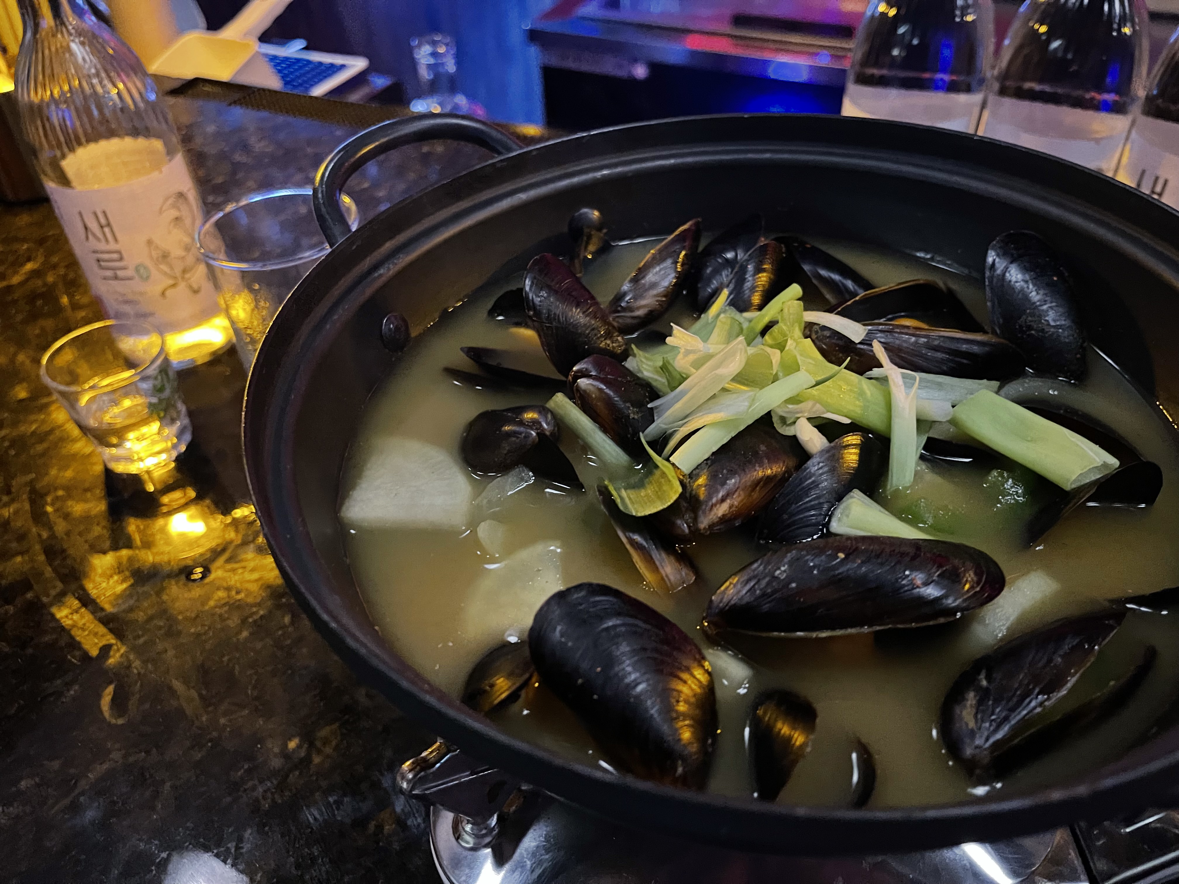 MUSSEL SOUP 홍합탕.