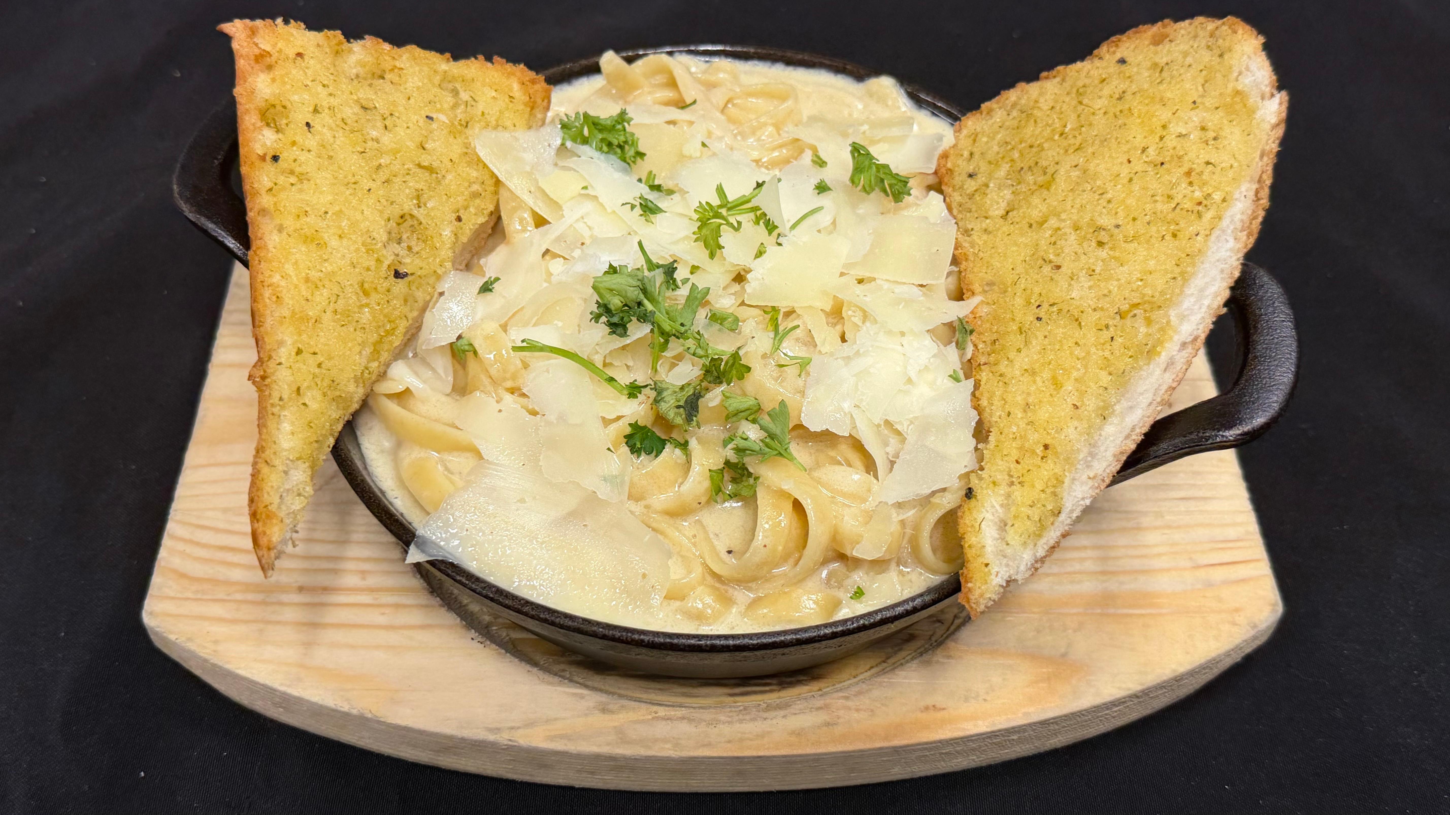 FETTUCCINI ALFREDO.