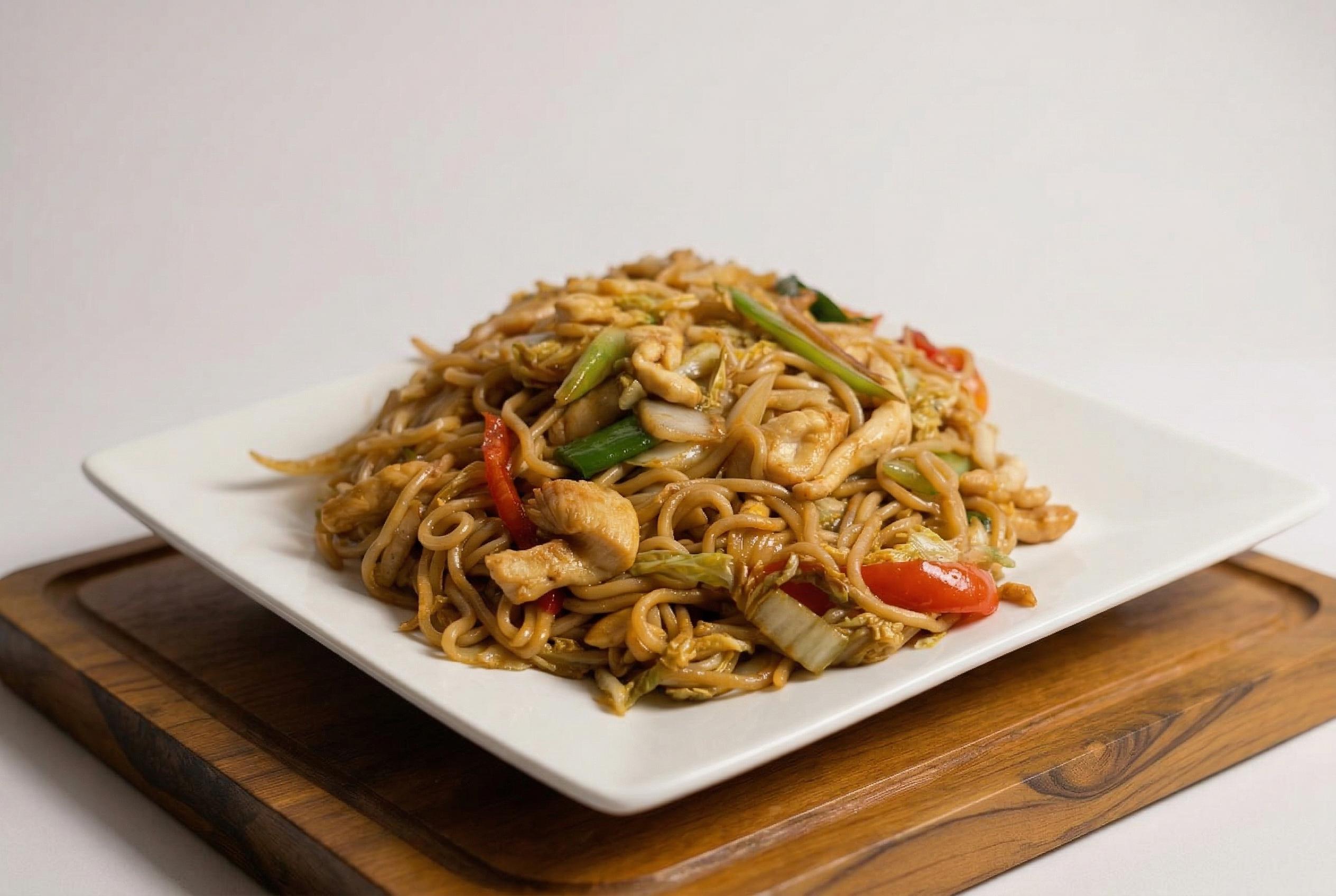 鸡丝炒面 Stir-Fried Noodles.