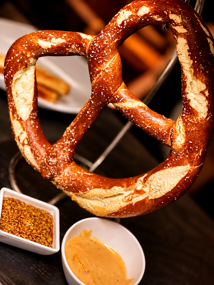 Pretzel Queso.