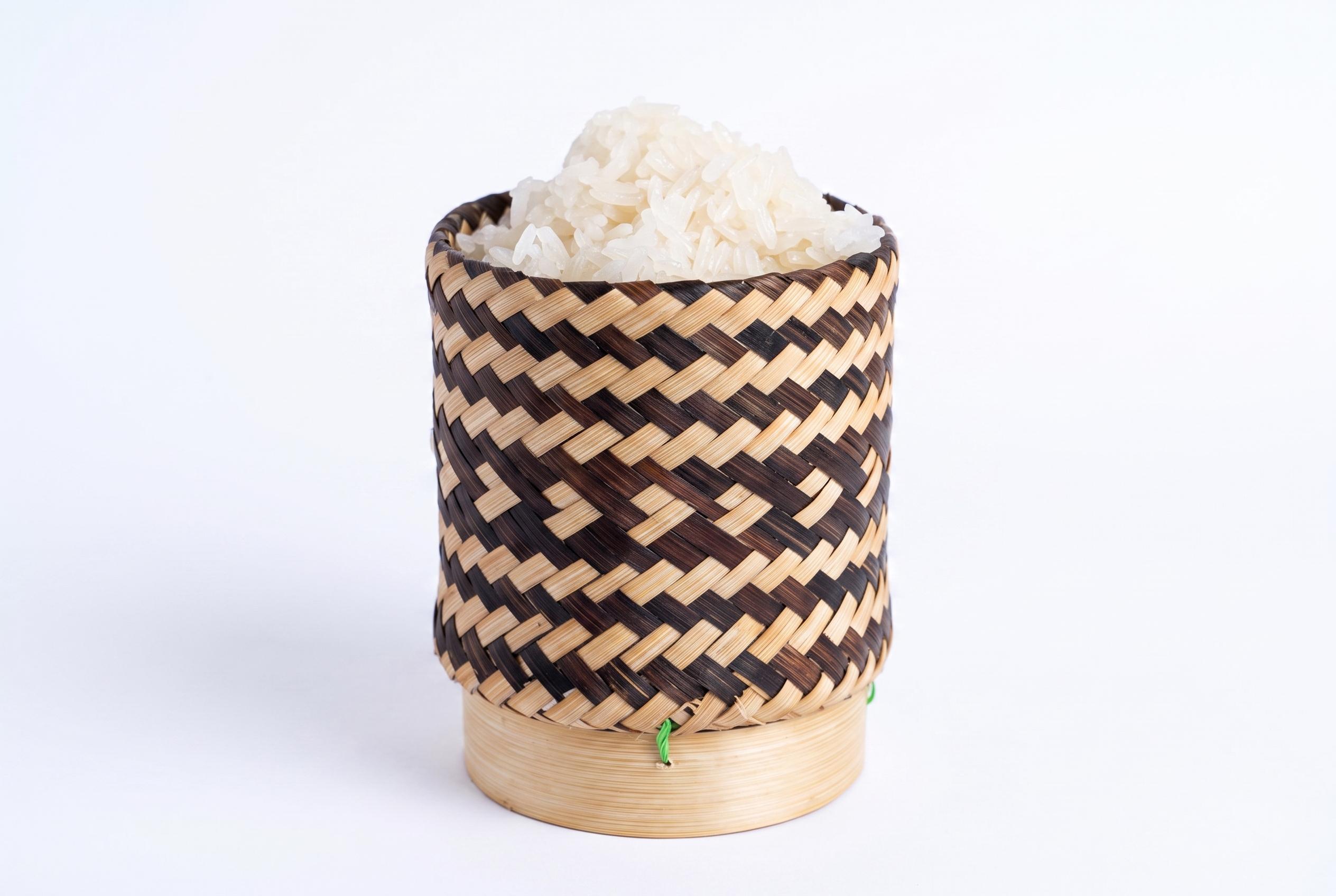 Steamed sticky rice (Khao Niao).