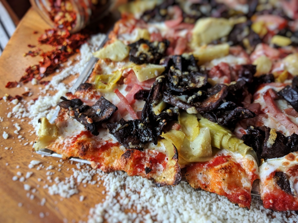 10" SICILIAN ARTICHOKE/HAM/MUSHROOM PIZZA.