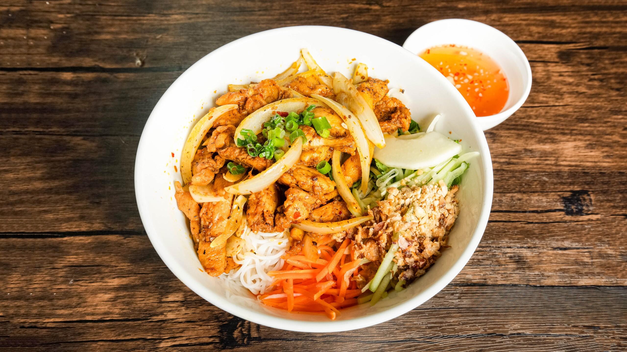 V4. Vermicelli with Onion, Lemongrass Sauteed Chicken.