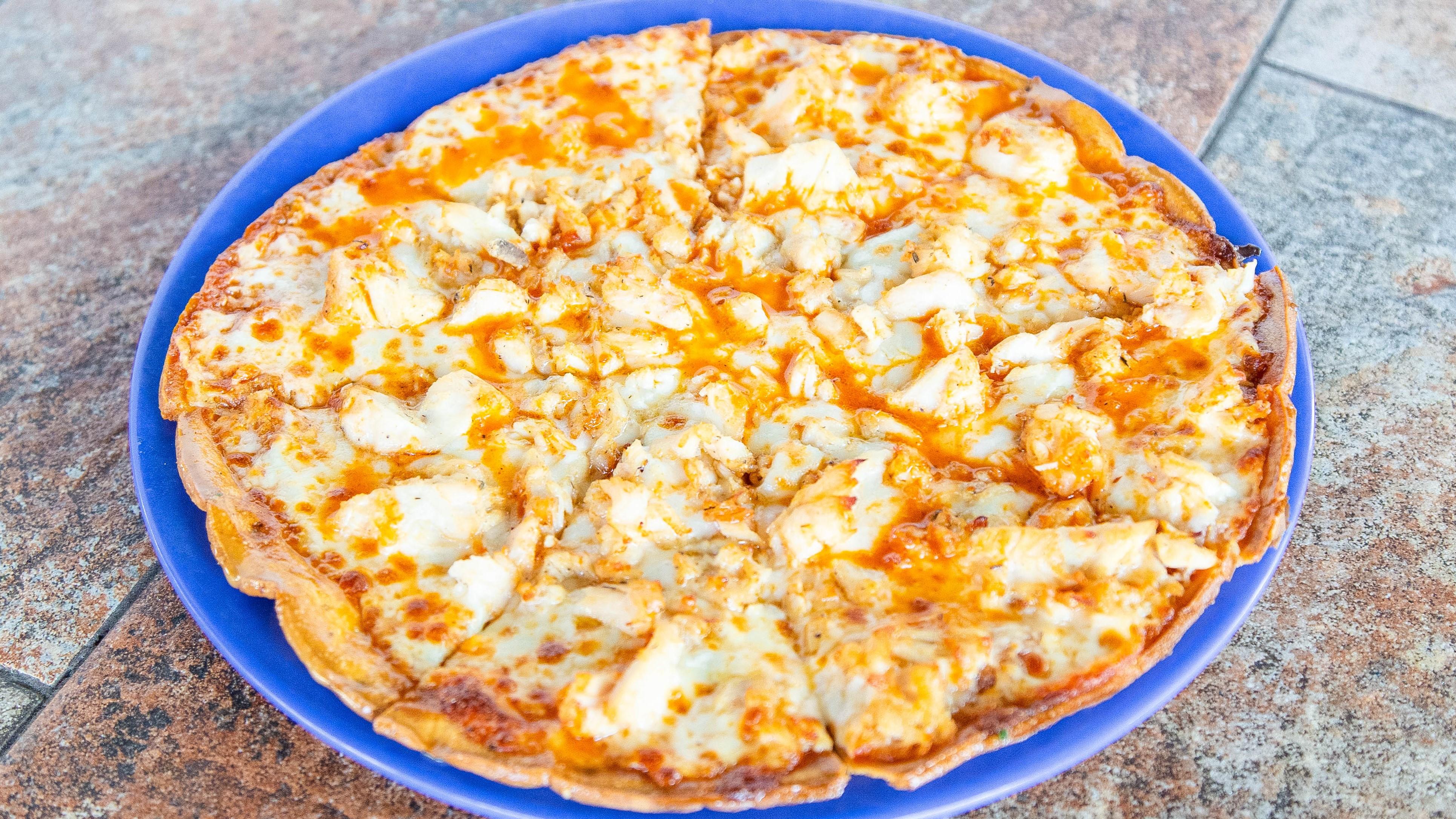 GF BUFFALO CHICKEN CAULIFLOWER PIZZA.