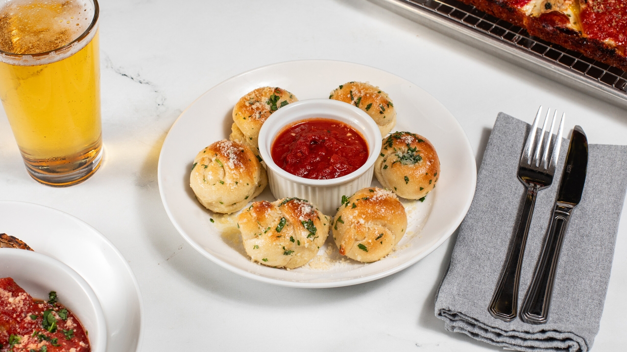 GARLIC KNOTS (6pc.).