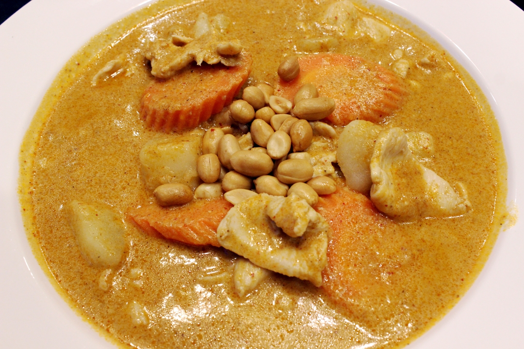 (L) Masaman Curry.