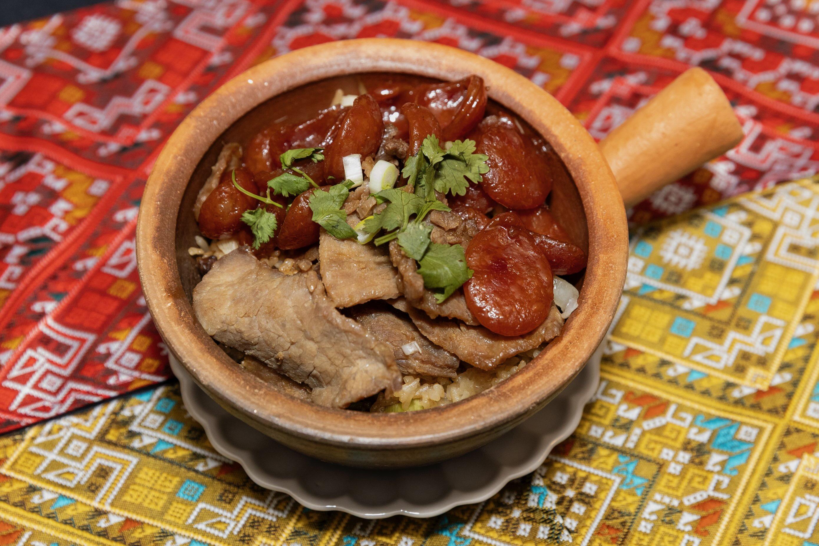 Claypot rice.
