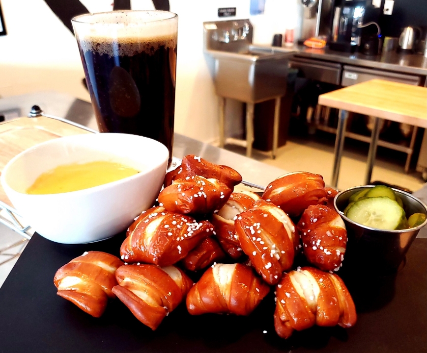 Vegan Pretzel Bites w. Mustard.