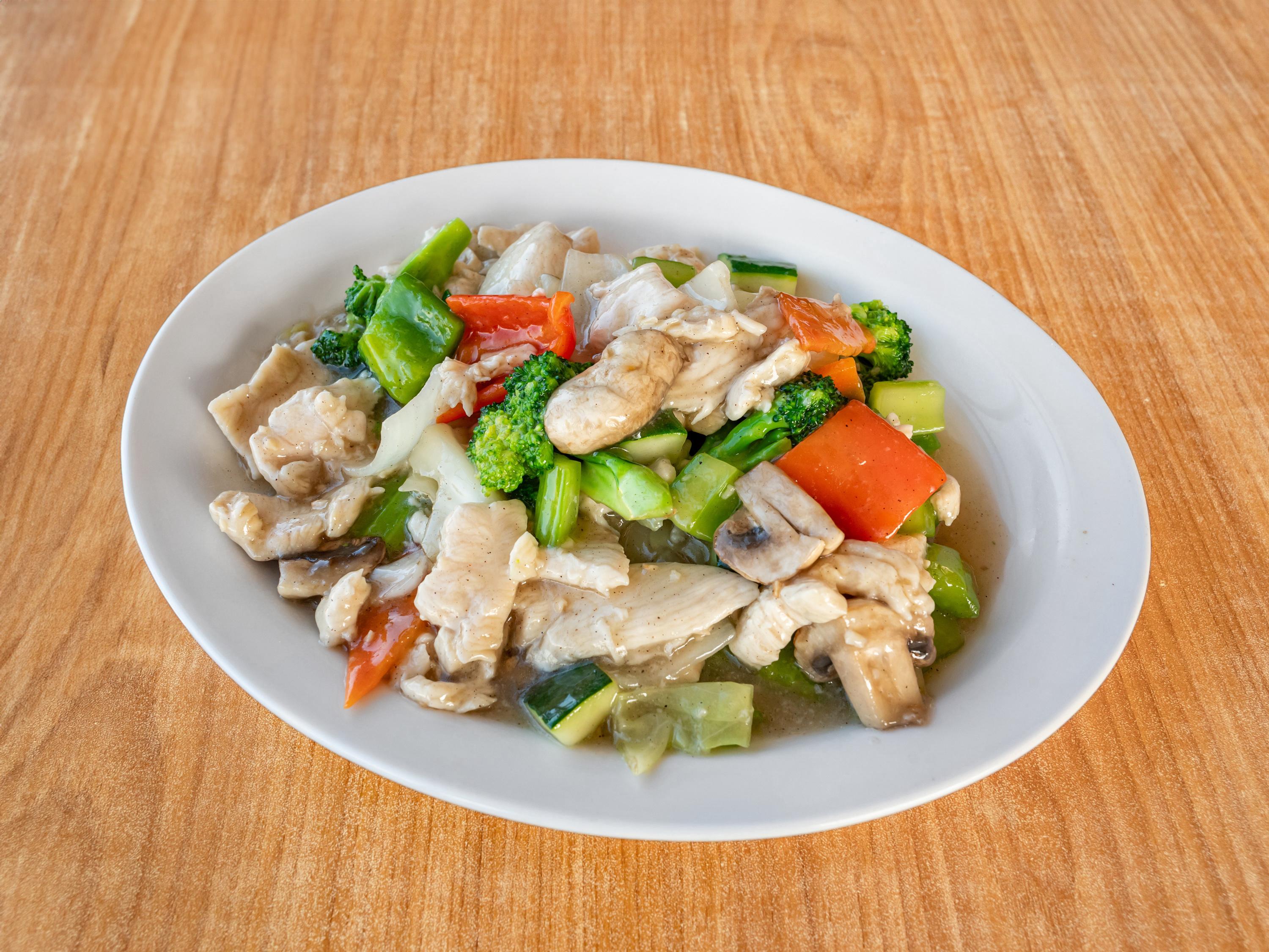 Steamed Chicken with Mixed Vegetables (White Sauce).