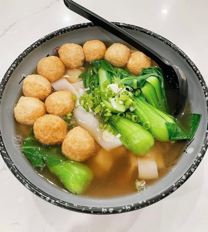 Fish Ball Ho Fun Noodle Soup 鱼丸汤河粉.