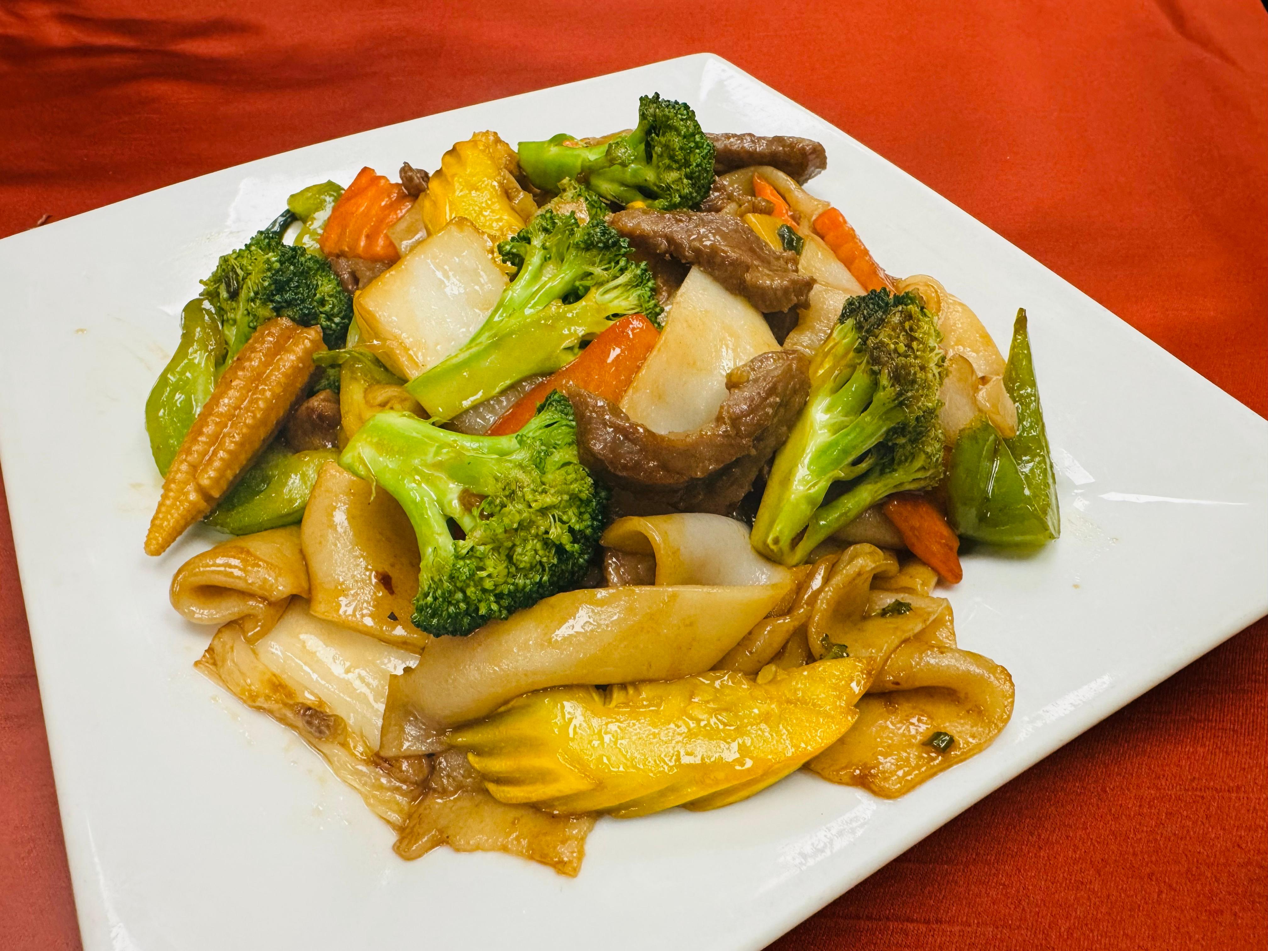 S2B. Soft Thick Rice Noodles Stir-Fried with Beef - Hu Tieu Xao Mem Bo.