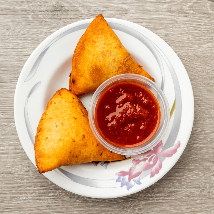 Veggie Sambuusa (L).