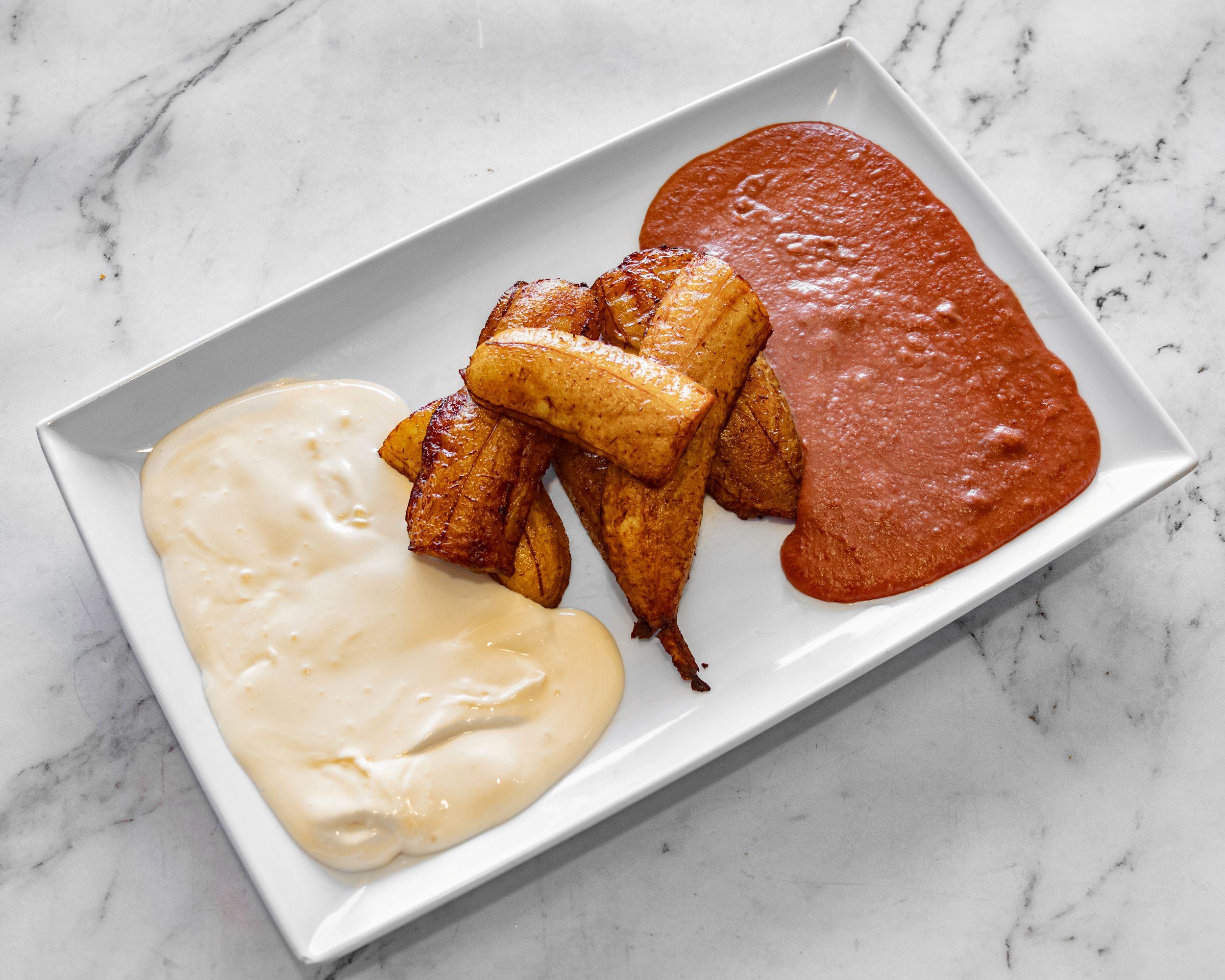 Platanos Con Frijol Y Crema.