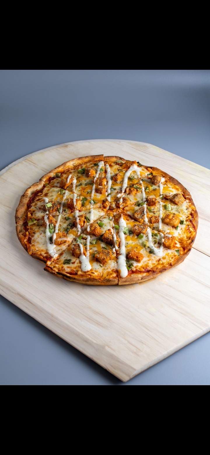 BANGIN' BUFFALO CHIK'N PIZZA.
