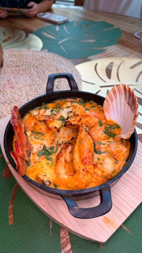 Cazuela Nikkei de Mariscos al Ajillo Amarillo..