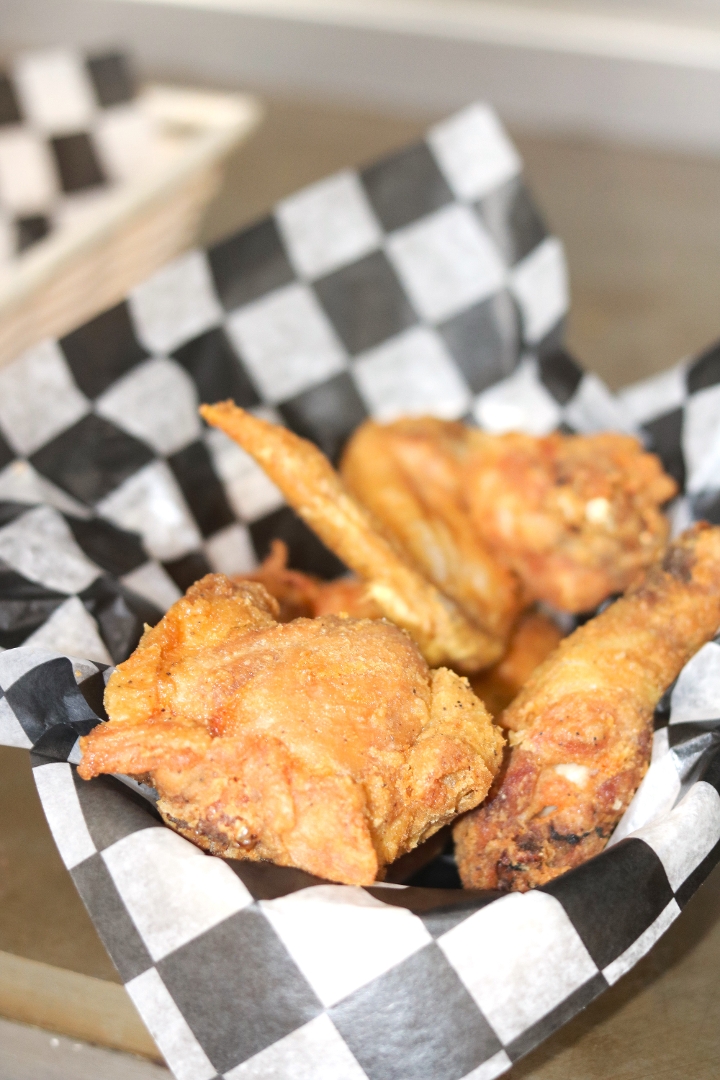 4 Pcs. Broaster Fried-Chicken +2 Side +3 Sauces.