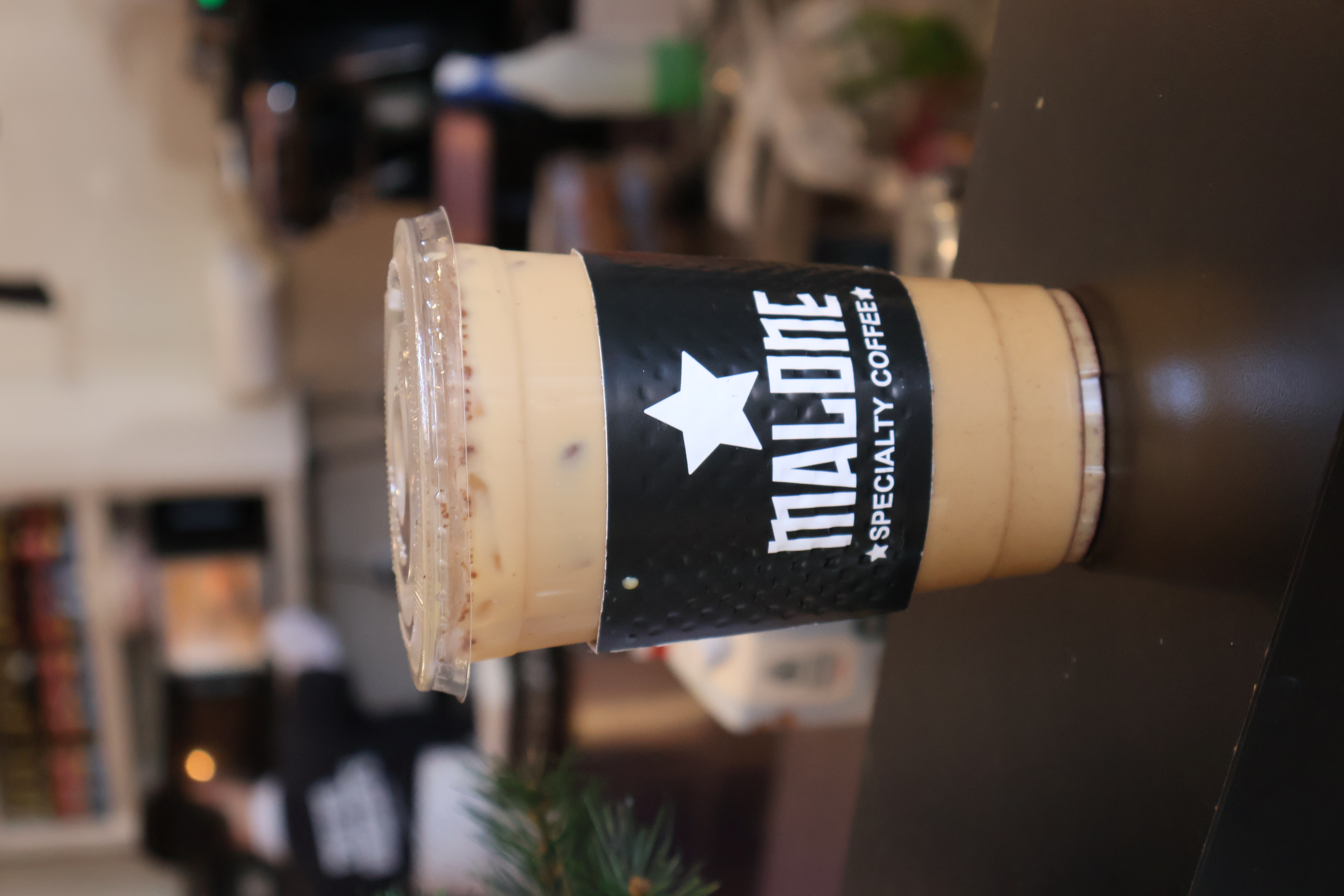 Latte (L).