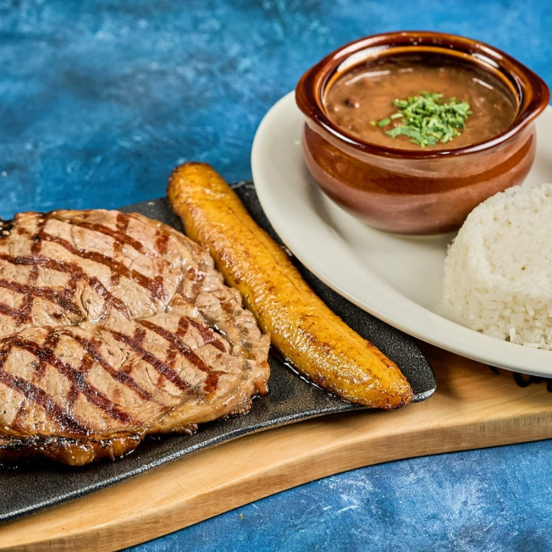 Churrasco Colombiano + Acompañante.