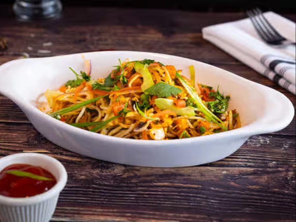 CHICKEN HAKKA NOODLES.