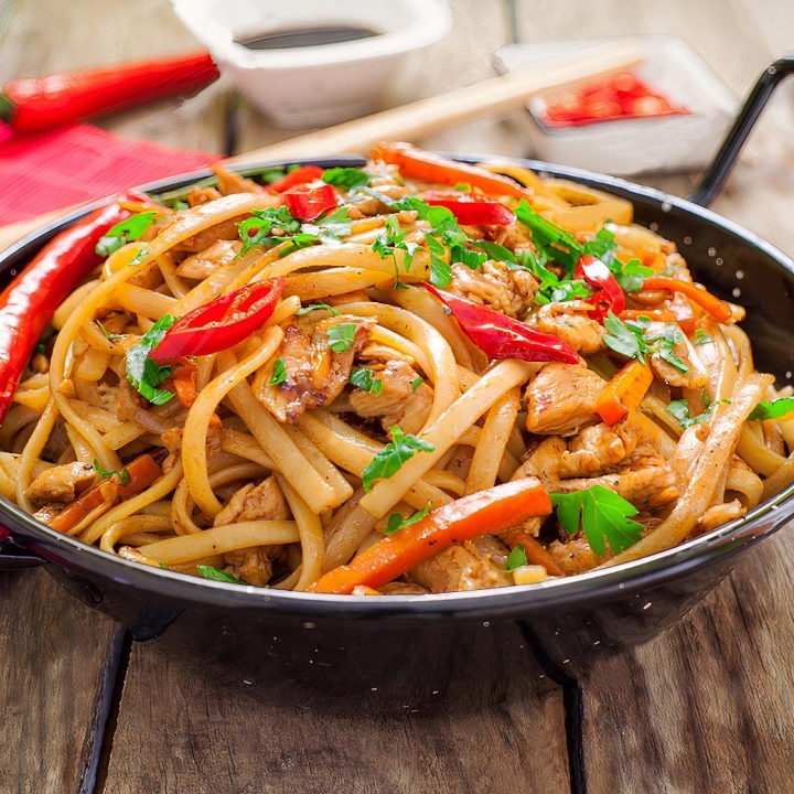 20) Tallarin Saltado (Pollo).