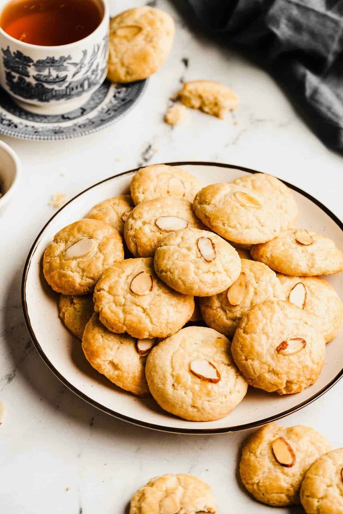 Almond Cookies (6 PCS).