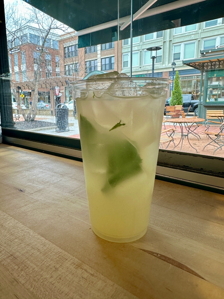 24 oz Fresh Lemonade.