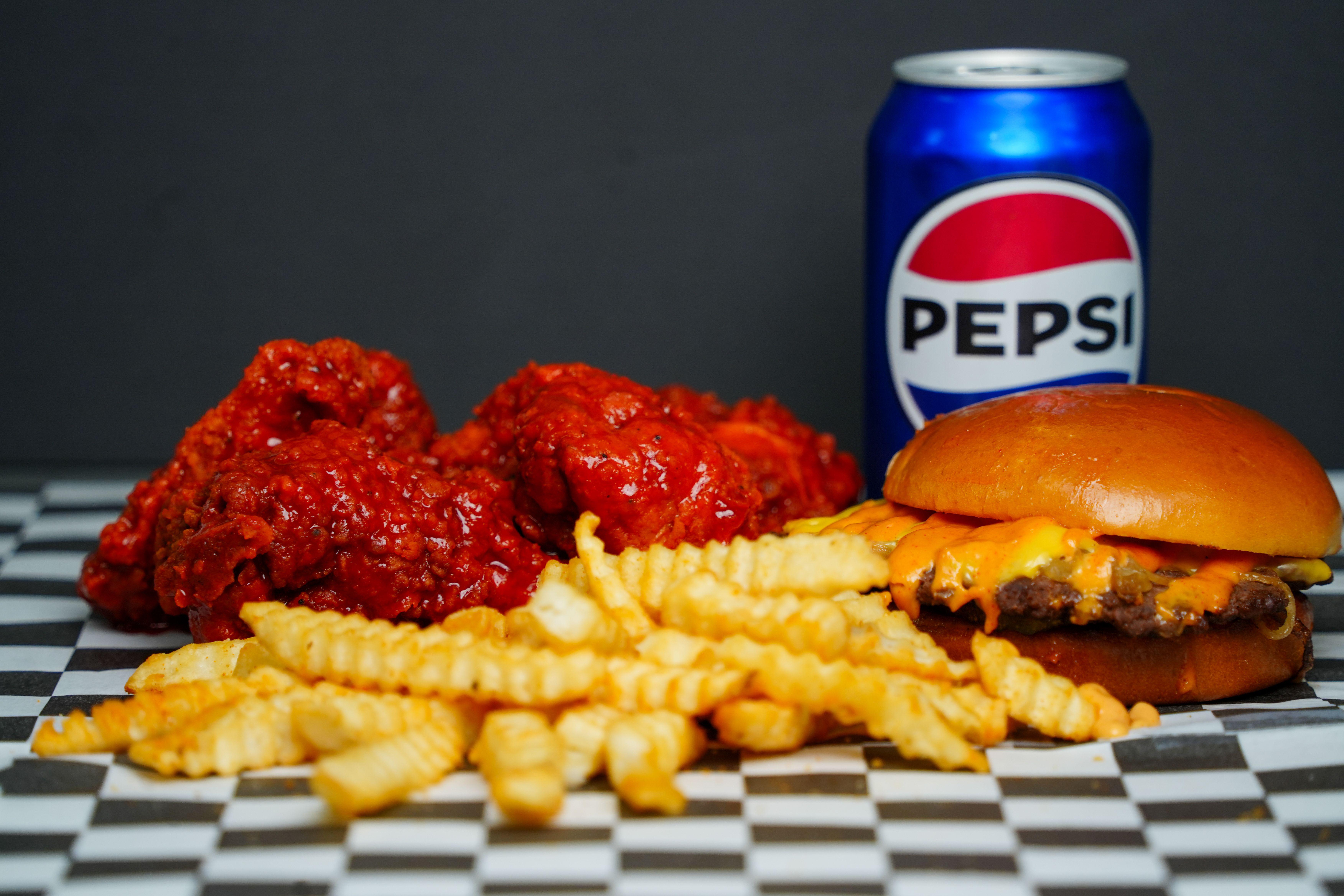 #4 - 1 Sandwich/Burger + 6 Wings + Fries + Soda Can.