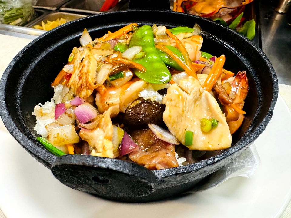 39-Clay Pot Rice with Chicken - Com Tay Cam Ga.