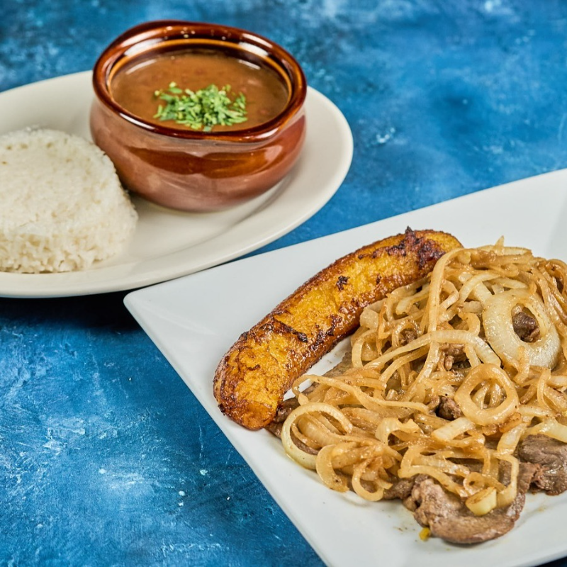 Bistec Encebollado + Acompañante.
