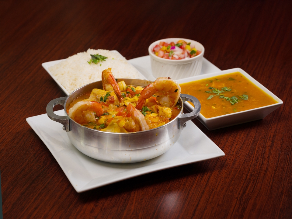 Moqueca de Peixe e Camarão.