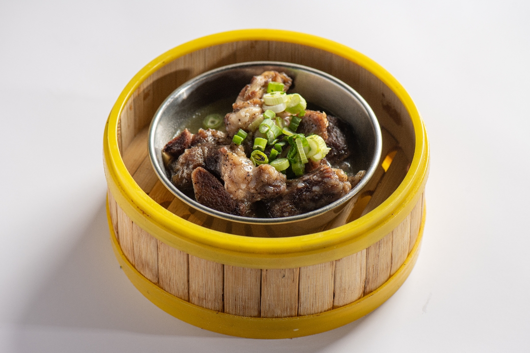 B-12 Beef Short Rib with Black Pepper Sauce (黑椒牛仔骨).
