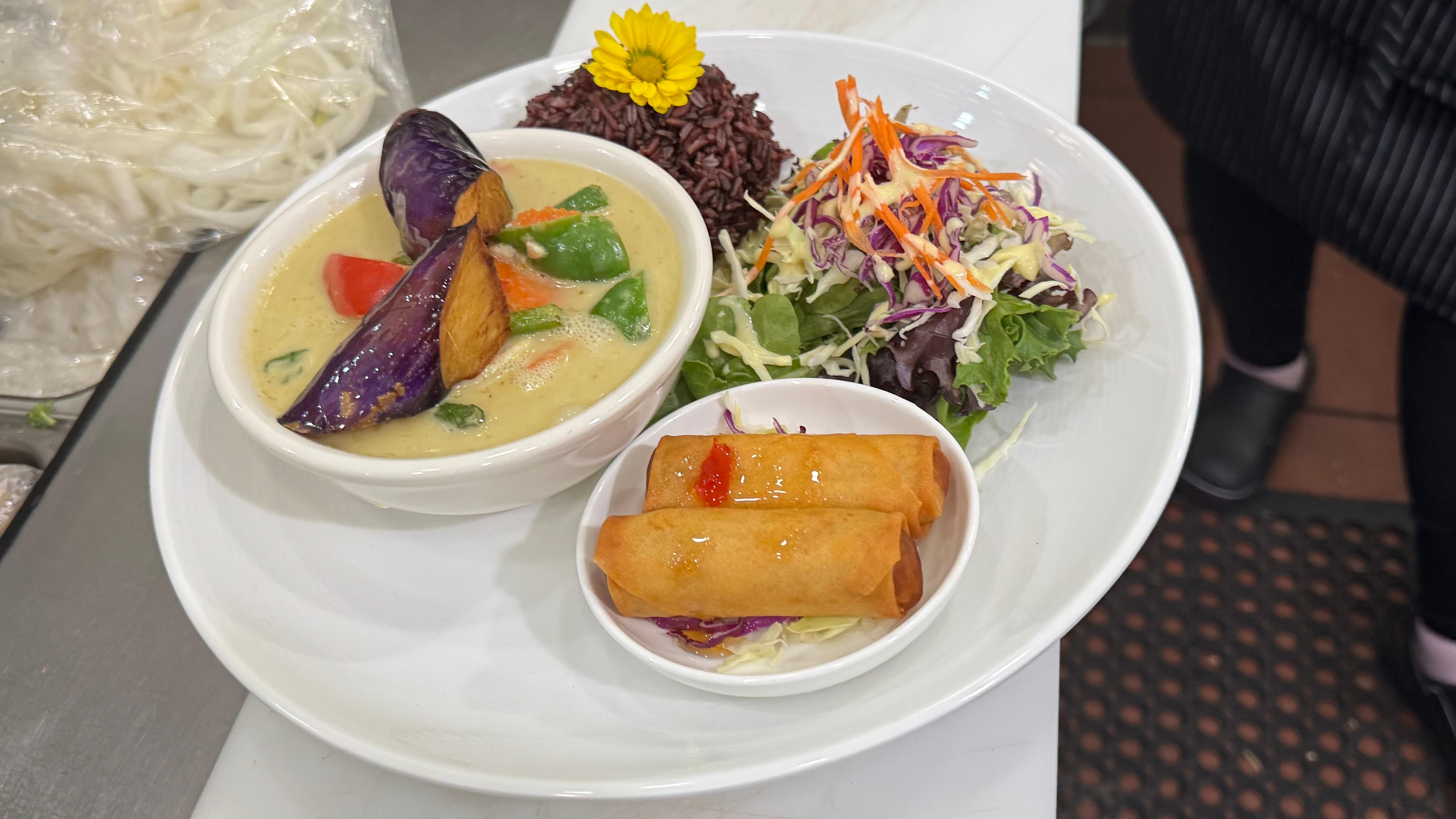 (L) Green Curry & Rice.