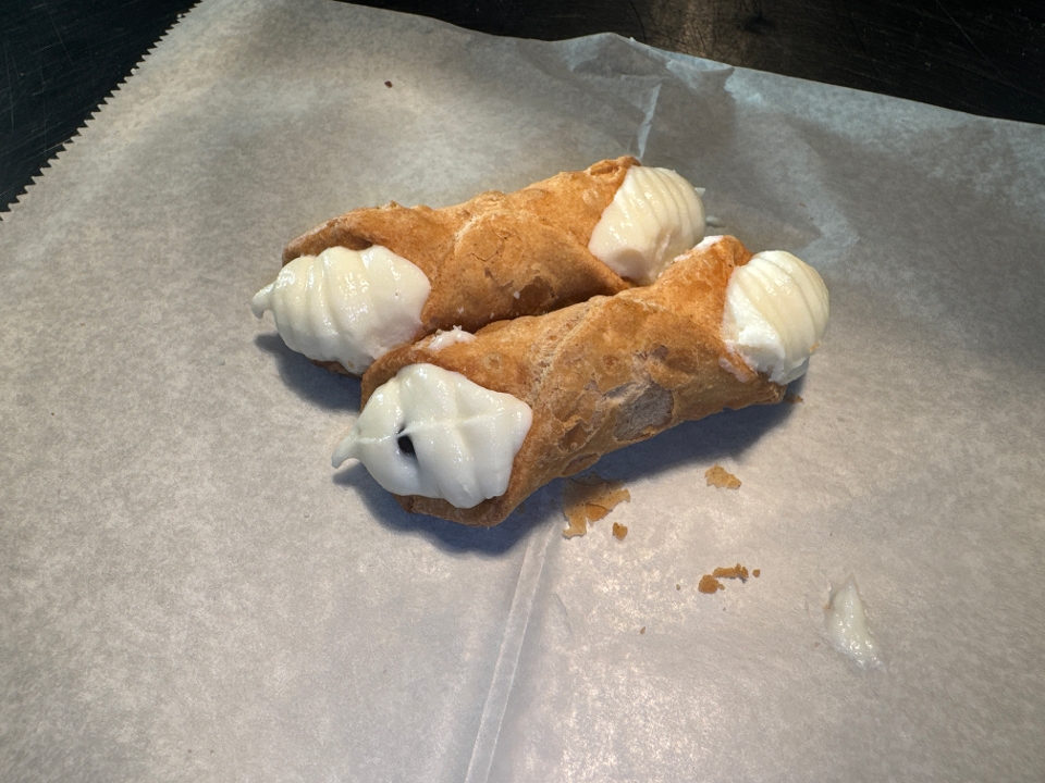 2 cannolis.