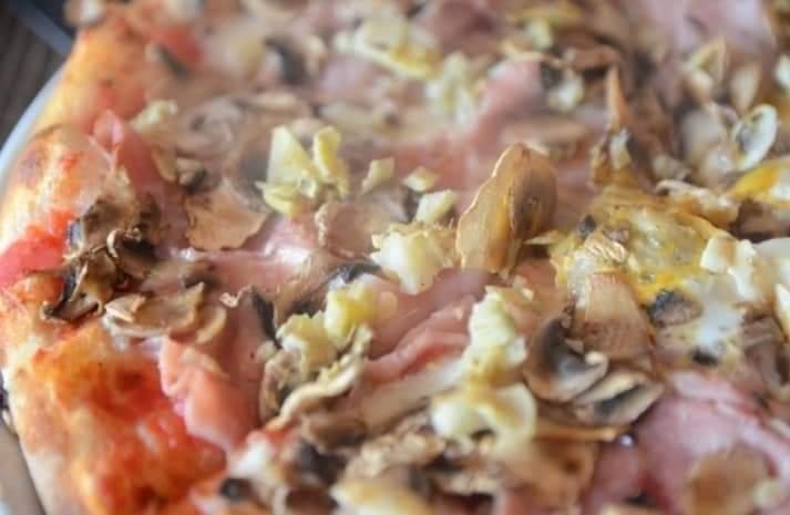 10" ARTICHOKE/HAM/MUSHROOM PIZZA.