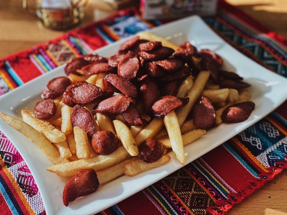 Salchipapa.