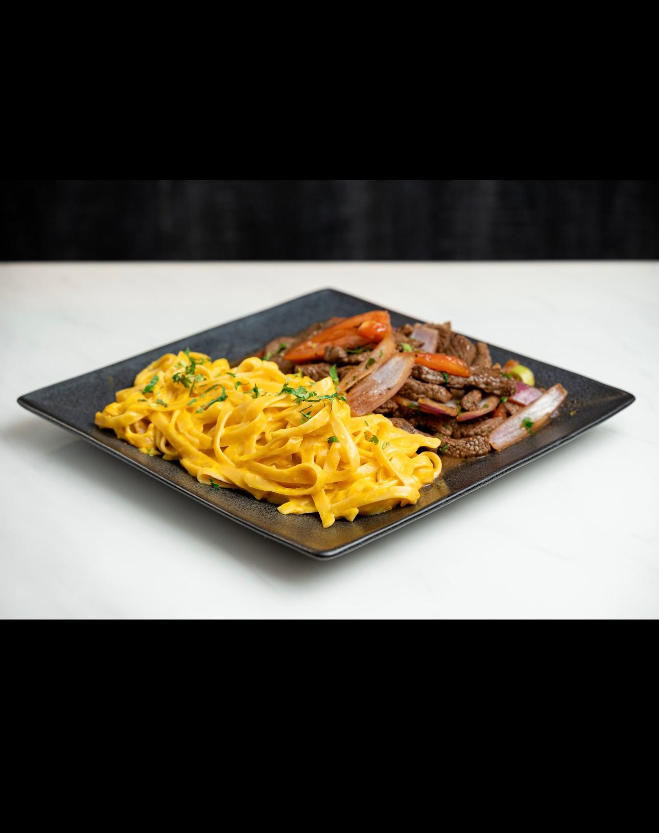 Tallarines a la Huancayna con Lomo.