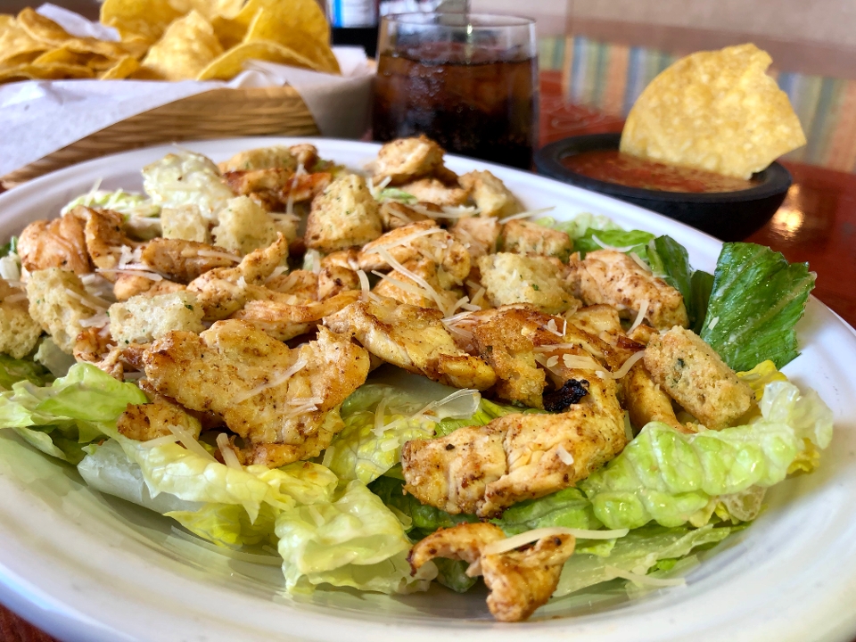 Ensalada César with Grilled Chicken.