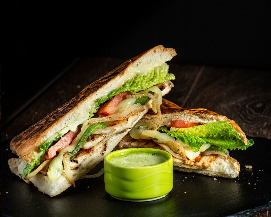 PAN CON GRILLED CHICKEN SANDWICH.