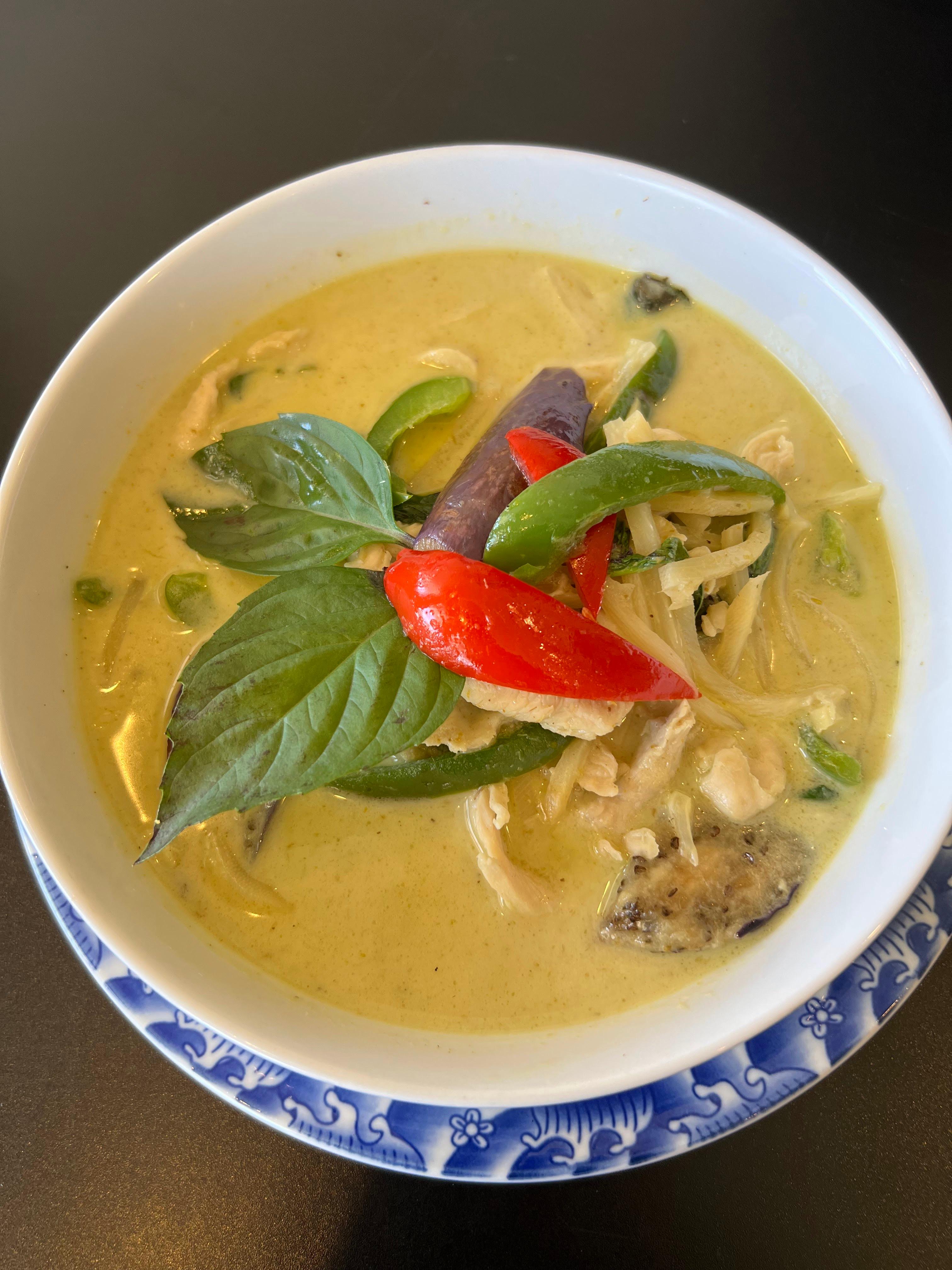 Green Curry served with 1 Crispy Veg Roll.
