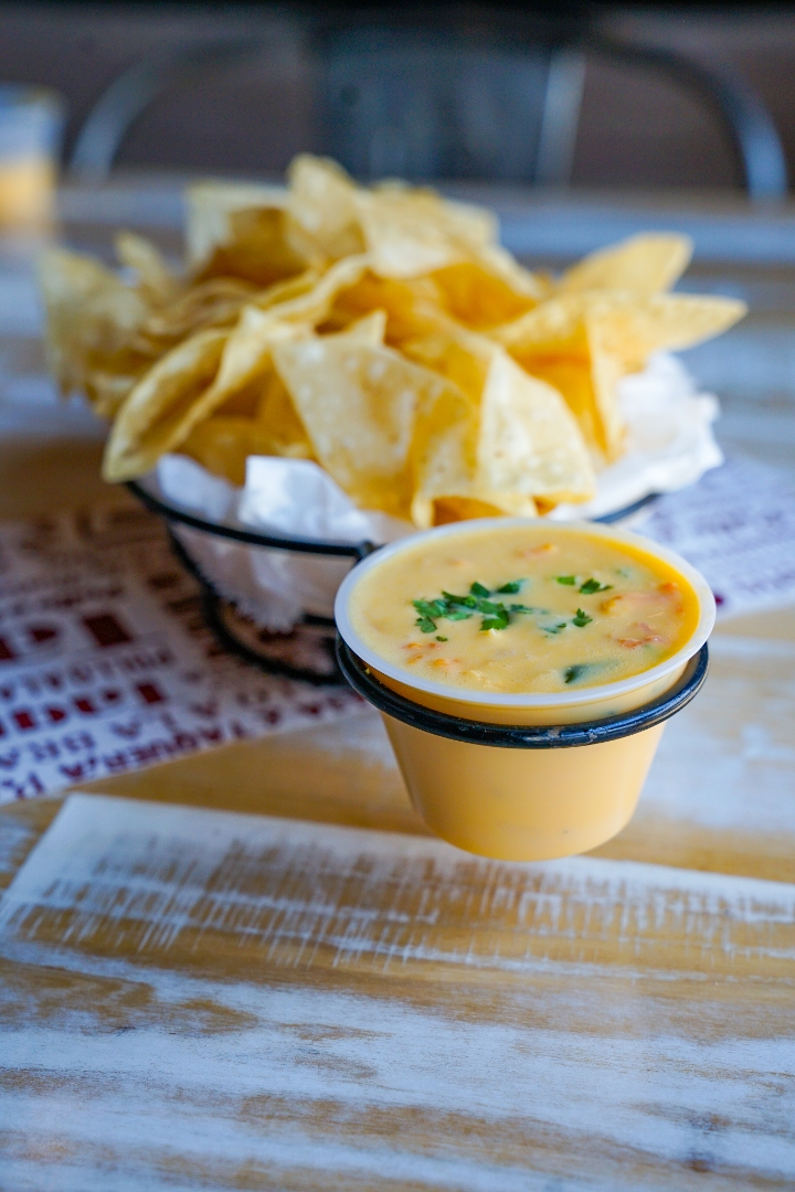 Chips & Chile Con Queso.