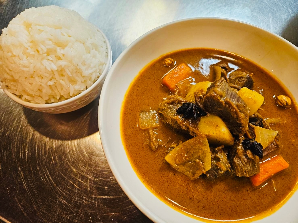 Beef Massaman Curry with Rice (MUST TRY).